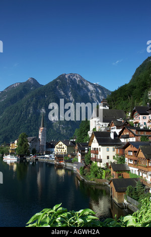 Maisons autrichiennes traditionnelles sur les rives du lac Hallstatt. Village de Hallstatt, Salzkammergut, Autriche. Banque D'Images