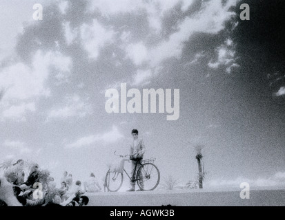 Étrange étrange scène de rue à Marrakech Marrakech au Maroc au Maghreb en Afrique du Nord Sahara. Infra Rouge Bizarre désert voyage ciel infrarouge B&W Banque D'Images