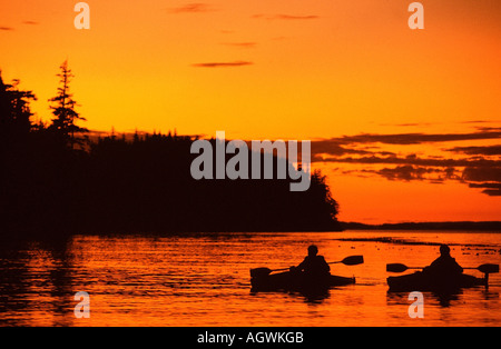 Kayaks en lumière du soir Banque D'Images