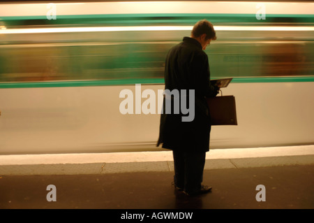 Les parisiens en attente d'un train sur le métro de Paris à la gare de St Germain des Prés Banque D'Images