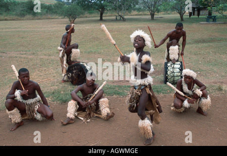 Jeune danseur zoulou / Junge Zulu-Taenzer Banque D'Images