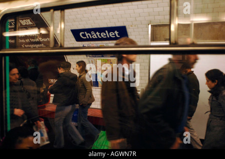 Voyageant à bord d'un train du métro de Paris grâce à la station de Châtelet avec les banlieusards Banque D'Images