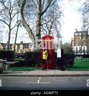 Nettoyage nettoyant téléphone rouge fort en chartreuse Street près de Charterhouse Square à Londres Angleterre Royaume-uni KATHY DEWITT Banque D'Images