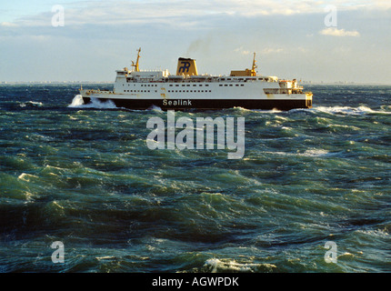 Ferry sealink belge "Prinses Maria Esmeralda" approche d'Ostende sous conditions orageuses. (Début des années 80) Banque D'Images