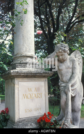 Pierre tombale de Wolfgang Amadeus Mozart au cimetière Sankt Marx à Vienne Autriche Banque D'Images