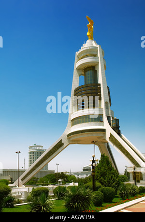 Monument de trépied avec statue en or de l'ancien Président turkmène. La ville d'Achgabat. Le Turkménistan. Banque D'Images