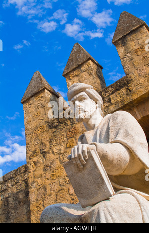 Une statue de Cordoue Averroes debout à l'extérieur de Puerta de Almodóvar à Cordoue Espagne Banque D'Images