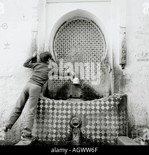 Fontaine d'eau publique dans le souk, Médina de Meknès au Maroc au Maghreb en Afrique du Nord Sahara. Wanderlust Évasion Maure ancienne rue Banque D'Images