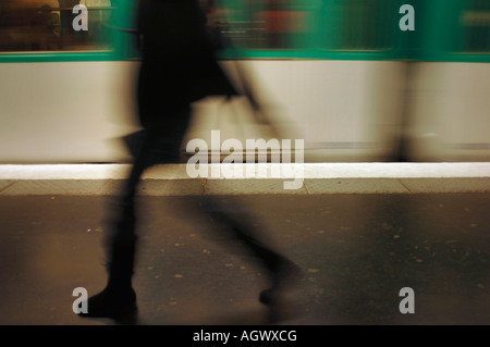 Les parisiens en attente d'un train sur le métro de Paris à la gare de St Germain des Prés Banque D'Images