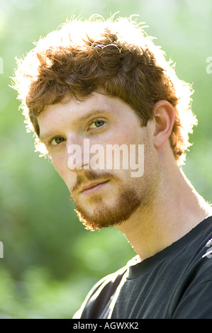 Jeune homme aux cheveux rouges avec barbiche et moustache. Banque D'Images