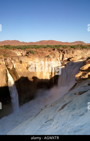 Les 56 mètres de haut sur les chutes d'Augrabies la Rivière Orange en Afrique du Sud pour le Nord de la province du Cap. Banque D'Images