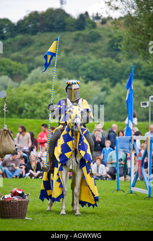 Chevalier médiéval à cheval holding lance lors du tournoi de reconstitution Banque D'Images