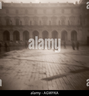 Place des Vosges avec des silhouettes de chiffres en arrière-plan - Paris, France Banque D'Images