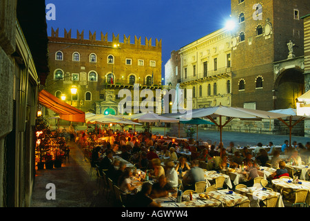 Les gens de boire et manger sur la Piazza dei Signori à Vérone Vénétie Italie nuit Banque D'Images