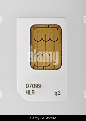 La carte SIM de téléphone mobile utilisé sur fond blanc (les nombres sur la carte, le logo altérées de transporteur enlevé) Banque D'Images