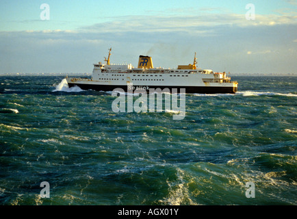 Ferry sealink belge "Prinses Maria Esmeralda" approche d'Ostende sous conditions orageuses. (Début des années 80) Banque D'Images