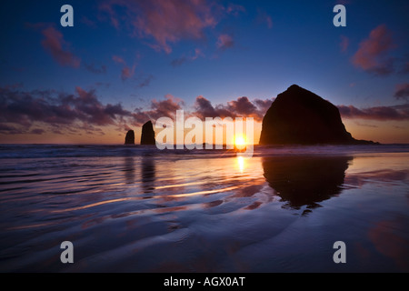 C'est un shot de Haystack Rock et les aiguilles au coucher du soleil sur Cannon Beach, côte de l'Oregon, USA Banque D'Images