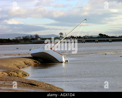 Yacht échoués qui ont raté l'entrée de Skippool Creek dans le Lancashire en Angleterre Banque D'Images