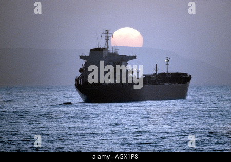 Un pétrolier en mer avec de grandes coucher du soleil en arrière-plan Banque D'Images