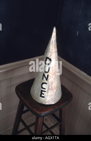 Nul cap sur un tabouret qu'il a été appliqué dans certaines écoles d'enseignement de la discipline Banque D'Images