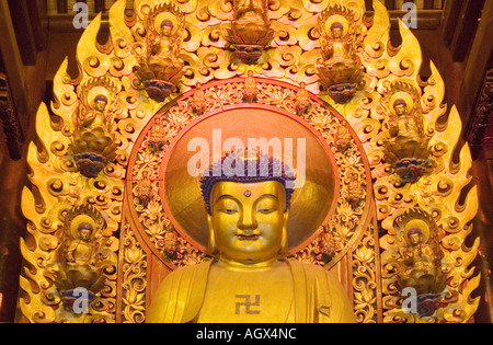 Les figures de Bouddha en or à Longhua Temple dans le sud de Shanghai. C'est le plus ancien et le plus grand temple à Shanghai. Banque D'Images