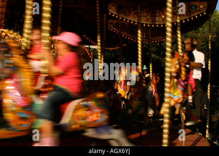 Fun sur le carrousel au Southbank London England UK Banque D'Images