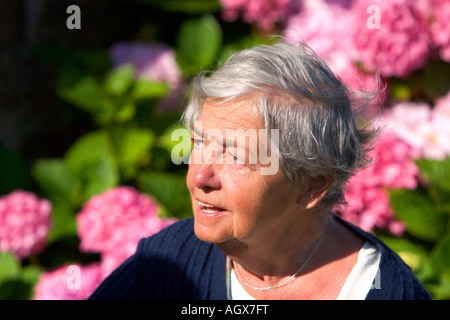 Une vieille femme française sur la commune de Barfleur dans la région de Basse Normandie France Banque D'Images