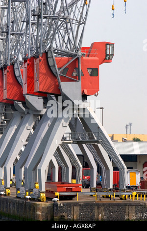 Grues utilisées pour le chargement et le déchargement des conteneurs dans le port de Rotterdam Pays-Bas Banque D'Images