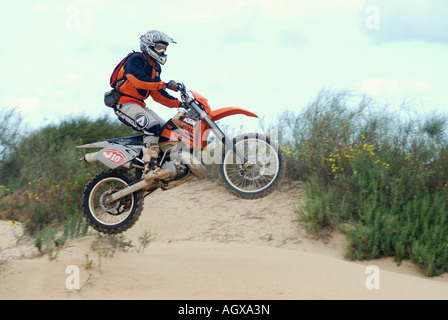 Israël Césarée course moto hors piste dans les dunes de sable près de la plage Banque D'Images