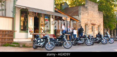 Les motards moto hanging out at bar dans Bandera Texas USA Banque D'Images