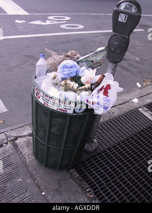 Corbeille pleine, débordant sur le trottoir à New York Photographie couleur Banque D'Images