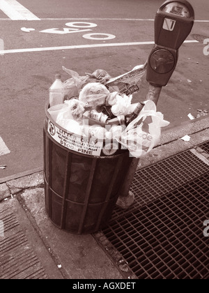 Corbeille pleine, débordant sur le trottoir à New York photographie aux tons sepai Banque D'Images