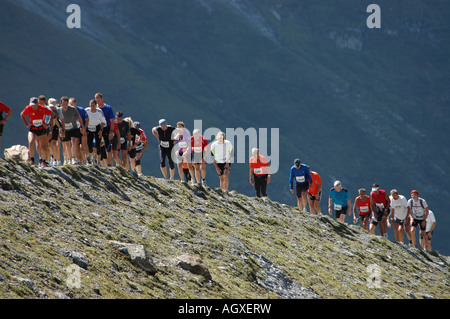 Coureurs près de la partie supérieure de la Jungfrau Marathon 2007 course de montagne d'Interlaken à Kleine Scheidegg alpes bernoises en Suisse Banque D'Images