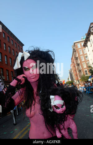 Défilé d'art sur West Broadway dans Soho à New York l'art de la performance Les Filles de Karen Black par Kembra Pfahler Banque D'Images