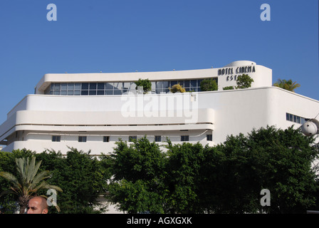 Israël Tel Aviv Dizengoff Zina encerclez le bâtiment du Bauhaus qui abrite maintenant l'hôtel Cinema Banque D'Images