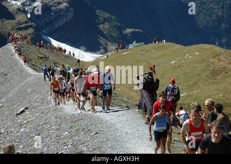 Juingfrau , course marathon mountain runner coureurs à la ligne d'arrivée près de la moraine à Kleine Scheidegg, Alpes bernoises en Suisse Banque D'Images