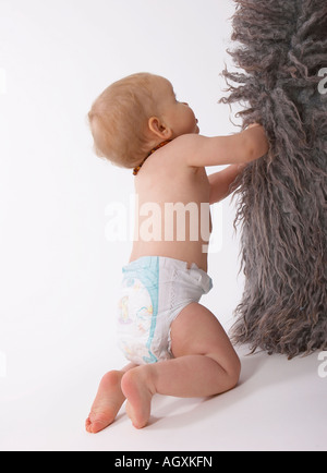 Tapis en peau de mouton gris avec bébé Banque D'Images