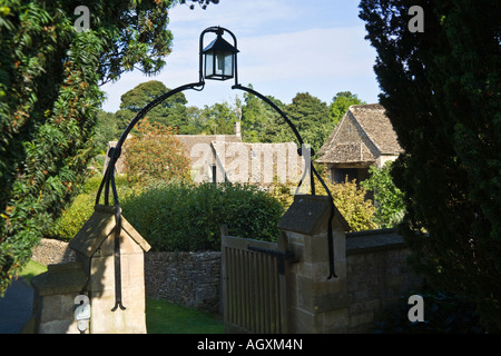 Granges dans une vieille ferme à côté de l'église dans le village de Cotswold Barnsley, Gloucestershire Banque D'Images