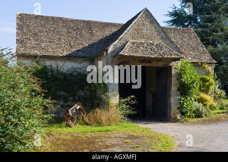 Une grange dans une vieille ferme à côté de l'église dans le village de Cotswold Barnsley, Gloucestershire Banque D'Images