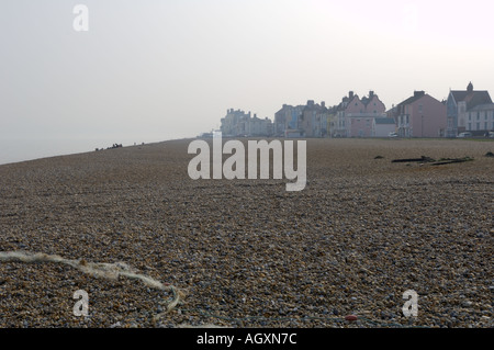 La plage d'Aldeburgh sur un matin brumeux Banque D'Images