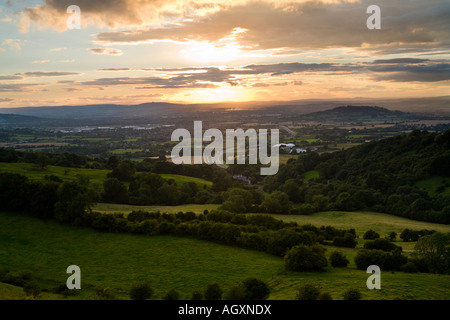 Un coucher de soleil à l'égard de l'escarpe Gloucester Cotswold à Barrow Service près de Birdlip, Gloucestershire Banque D'Images