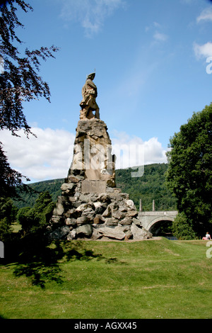 Royaume-uni Écosse Aberfeldy Perthshire Le Black Watch mémoire par la rivière Tay Banque D'Images