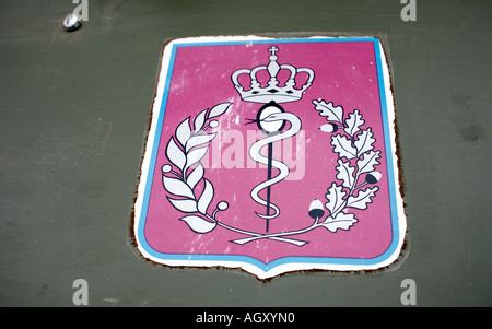 Service médical de l'armée belge, d'un insigne du corps médical belge ou d'un insigne sur le côté de l'ambulance militaire de l'Armée de terre 1968 Banque D'Images