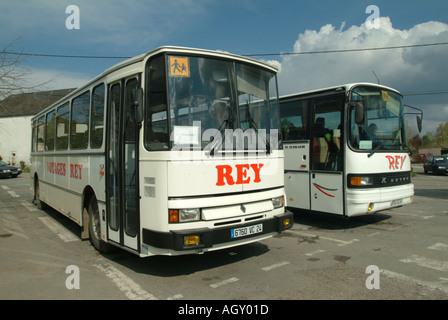 Les autobus scolaires français à l'école d'attente Leroi le Bugue à prendre les élèves dans les villages à la fin de la journée Banque D'Images