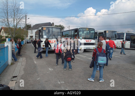 Les autobus scolaires français à l'école d'attente Leroi le Bugue à prendre les élèves dans les villages à la fin de la journée Banque D'Images