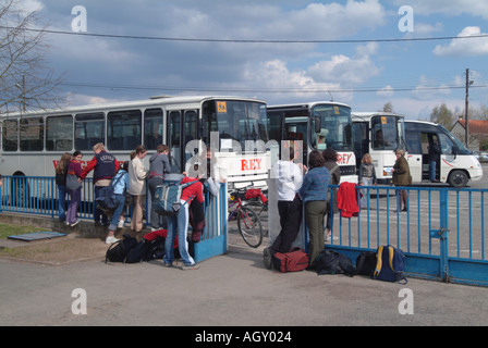 Les autobus scolaires français à l'école d'attente Leroi le Bugue à prendre les élèves dans les villages à la fin de la journée Banque D'Images