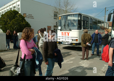 Les autobus scolaires français à l'école d'attente Leroi le Bugue à prendre les élèves dans les villages à la fin de la journée Banque D'Images