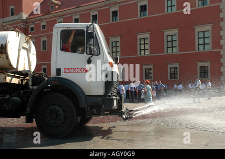 Le nettoyage des rues de camion de la place Zamkowy sur la vieille ville de Varsovie Banque D'Images