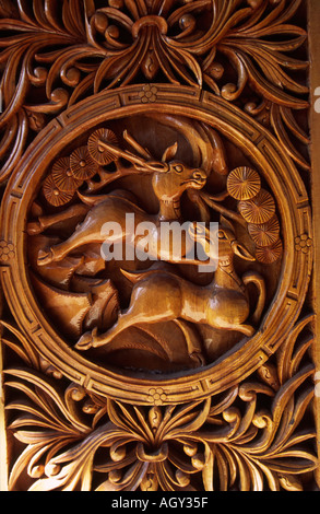 Lijiang Yunnan Chine cerf en bois sculpté panneau de porte Banque D'Images