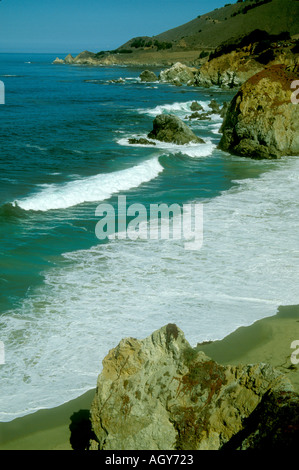 Vagues déferlant sur la côte rocheuse et la Californie sur plage dans la région de Big Sur entre Monterey et San Luis Obispo Banque D'Images